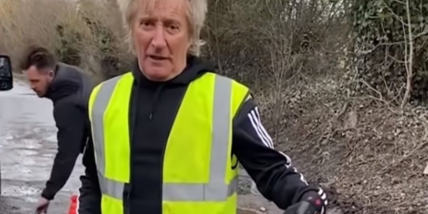 Rod Stewart sam łata dziury w drodze, żeby móc przejechać swoim Ferrari. Jest nagranie – Plotek.pl